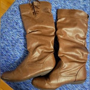 Women's boots size 9